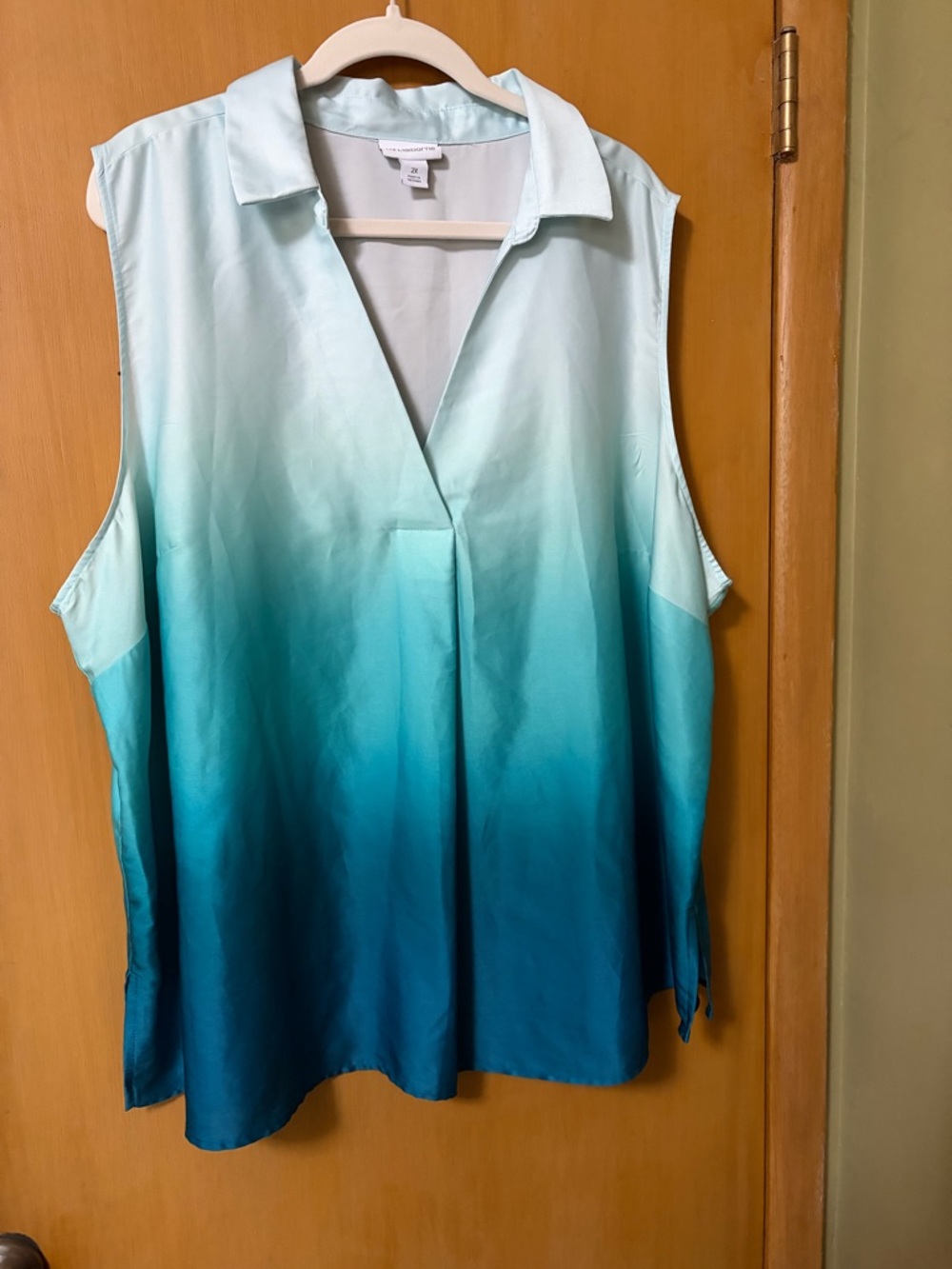 Sleeveless Liz Claiborne top in ombré shades of turquoise 2X